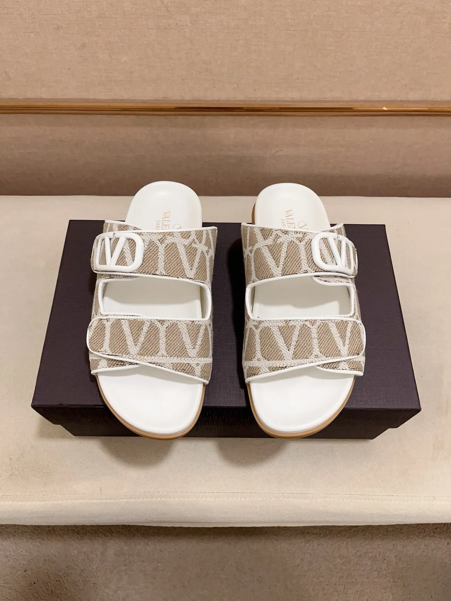 Men's shoes💰: 440💰[Valentino] New men's boutique slippers, counter quality, classic plaid, the actual workmanship is quite complex🔰The uppers are made of imported fabrics➕🐑Sheepskin lining, which tests the craftsman's craftsmanship➕original PU outsole. Size: 38-44 (45 can be customized, non-refundable)